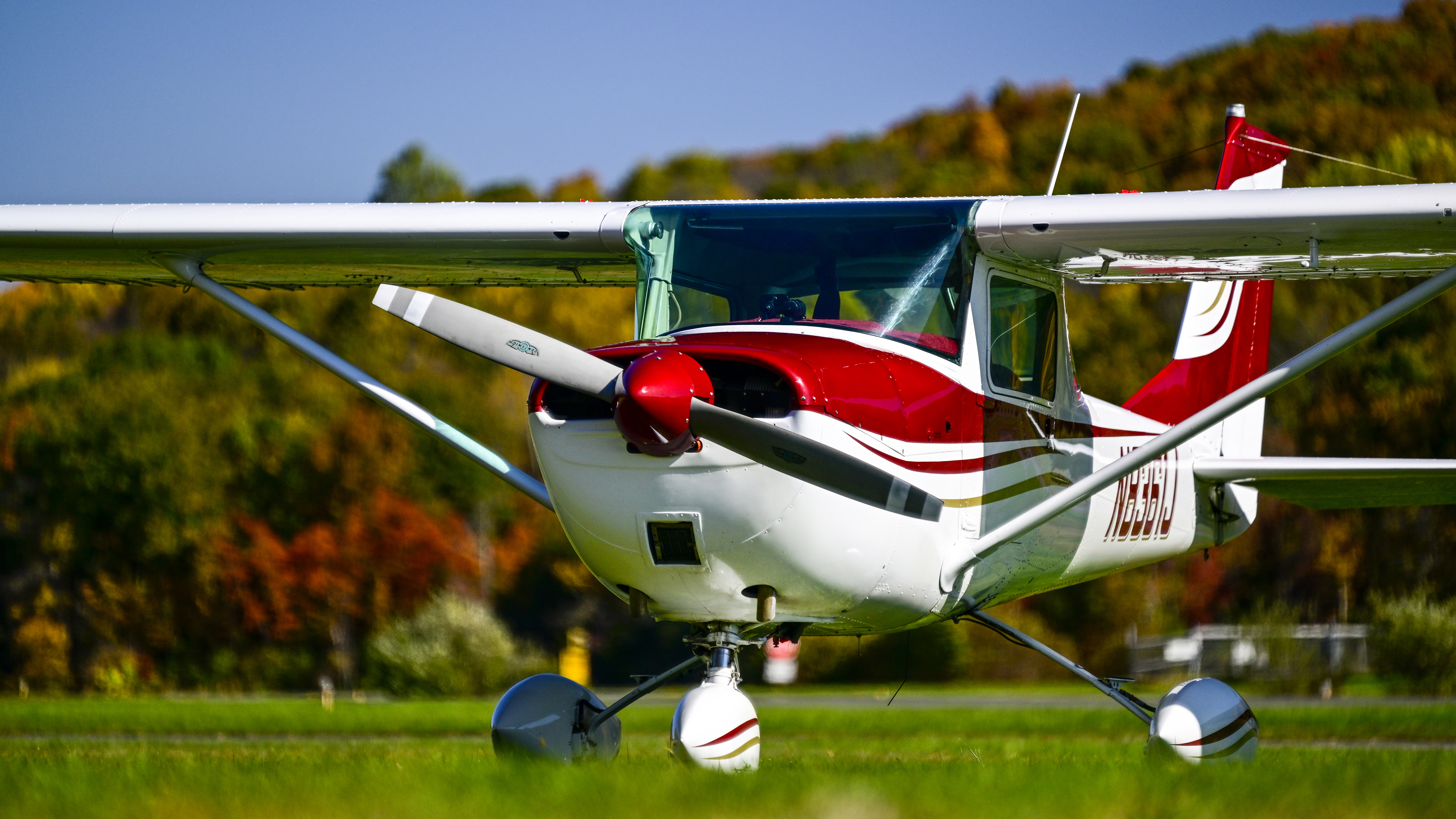 A Matterhorn white base coat, coral-red metallic lettering and striping, and a gold-dust metallic accent make the aircraft stand out.