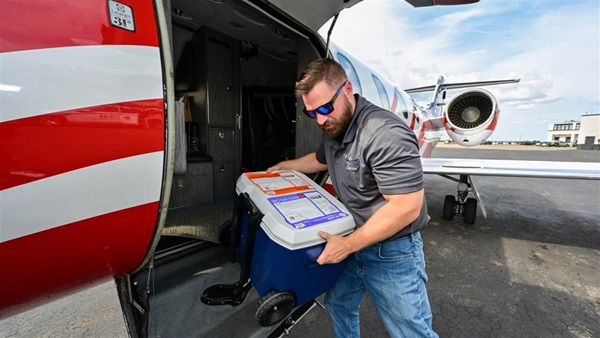 Steve Casciola, a veteran Learjet captain, unloads a specialized cooler containing donated organs. Photography by David Tulis