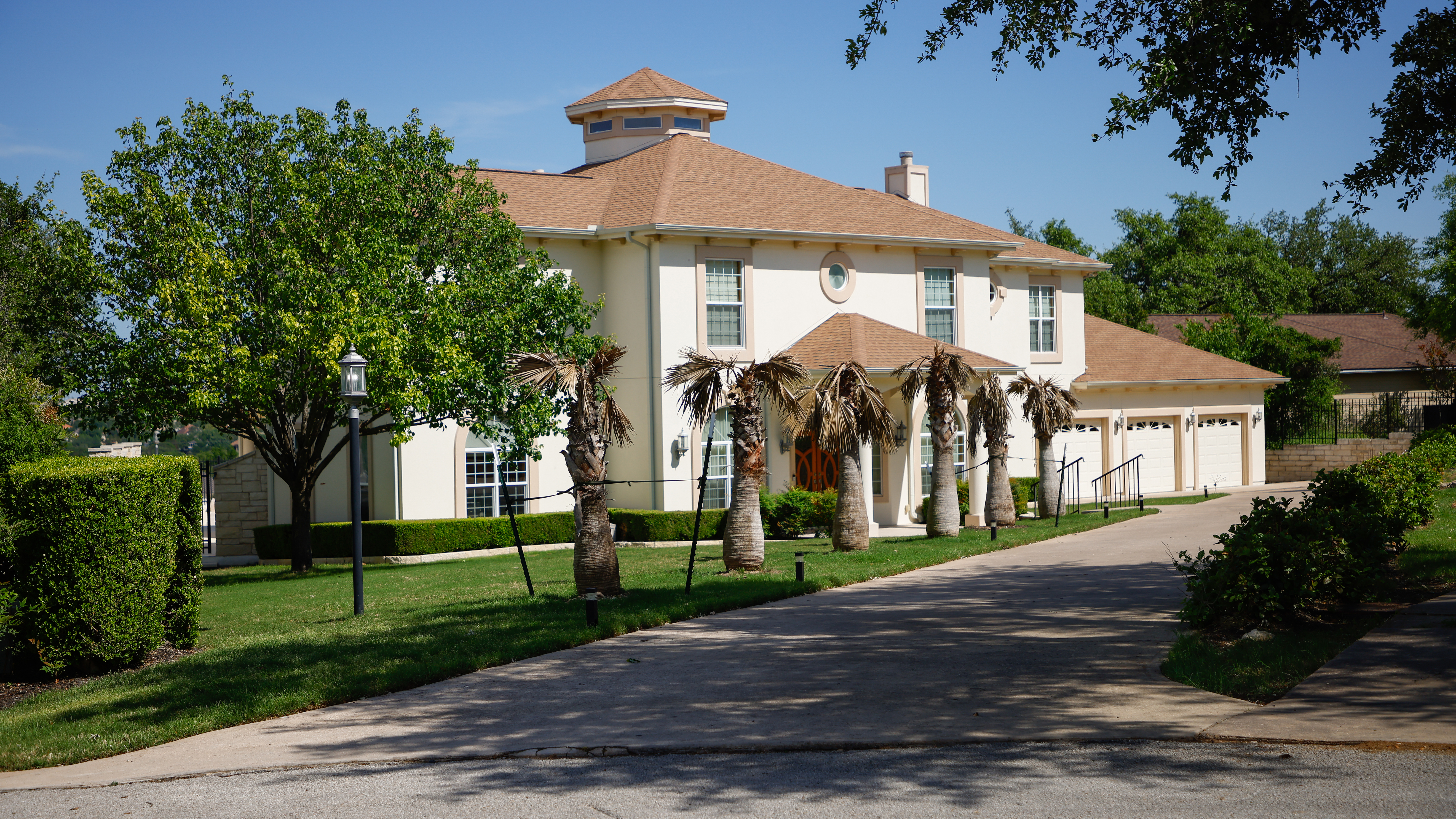 Homes are well-groomed and gracious along the 3,930-footlong runway.