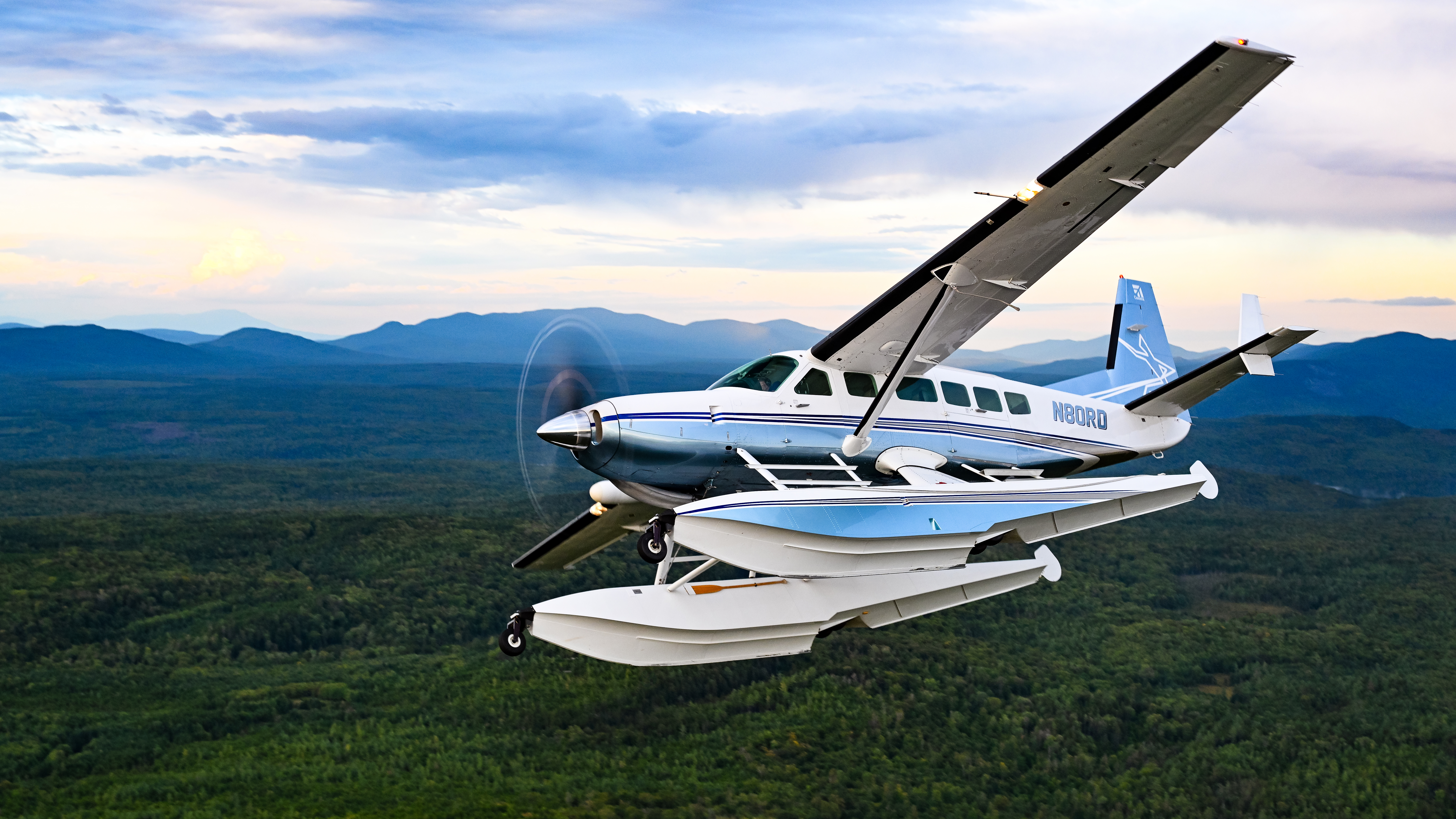 Boxy and ungainly on wheels, amphibious floats transform the Caravan into an elegant adventurer. Photo by Chris Rose