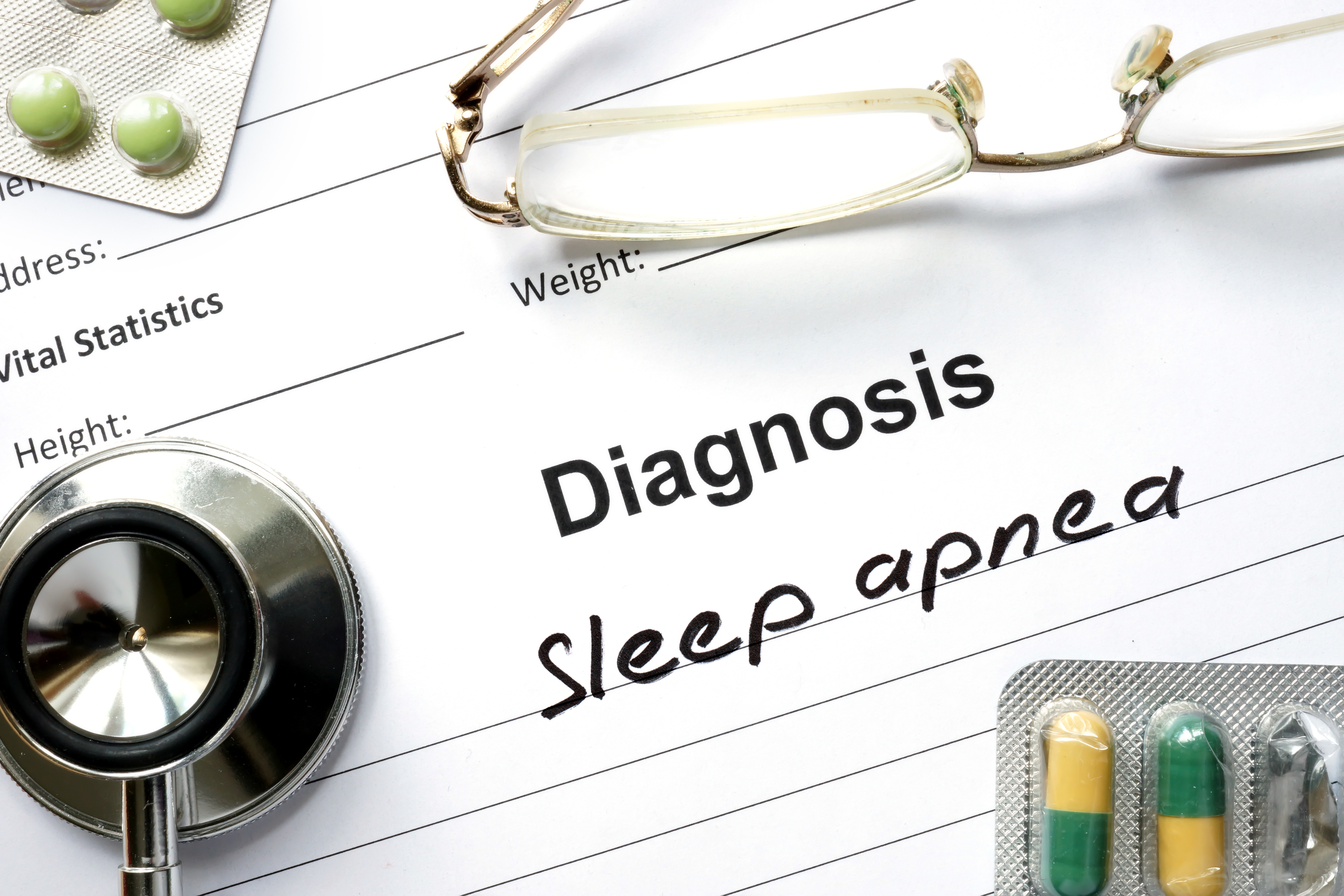 Diagnosis Sleep apnea, pills and stethoscope.