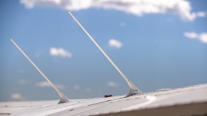 Communication radio antennas usually are mounted on the wings of high-wing airplanes. Photo by Chris Rose.