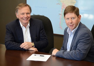 Globalstar Chairman and CEO Jay Monroe, left, and Avidyne’s President and CEO, Dan Schwinn sign their new Partnership agreement. Photo courtesy of Avidyne.