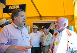 AOPA President Craig Fuller speaks with a member.
