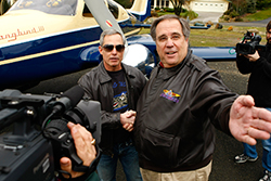 AOPA President Craig Fuller presents Michael Graves with the keys.