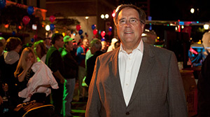 AOPA President Craig Fuller welcomed party goers to the Pine Avenue Block Party.