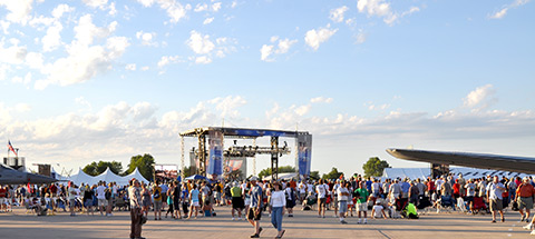Crowds throng AirVenture 2011