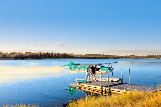 Float-equipped Aviat Husky