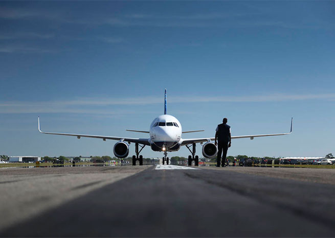 An A320 lands with special Sun 'n Fun guests.