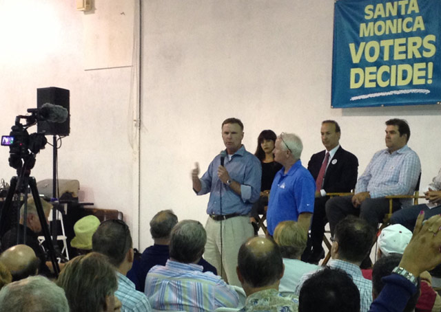 NBAA President Ed Bolen (left) and AOPA President Mark Baker address airport supporters.