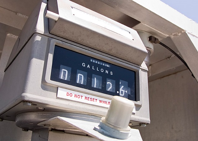 Stagnant sales and rising wholesale prices put FBOs in a pinch. AOPA file photo.