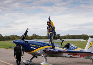 Michael Goulian will perform an aerobatic demonstration at AOPA's Homecoming Fly-In.