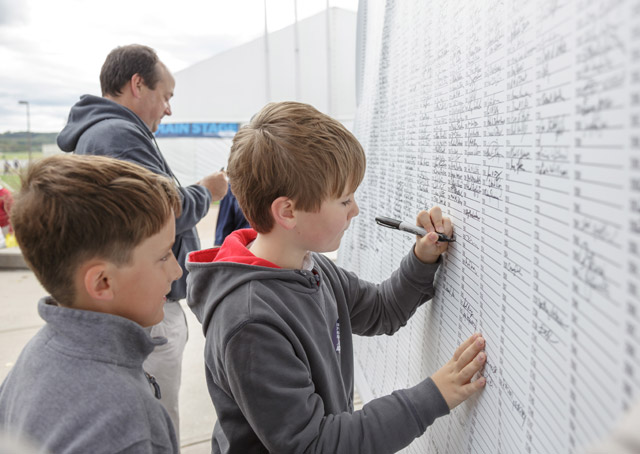 Attendees of all ages showed their support for medical reform by signing a petition at the AOPA Homecoming Fly-In.