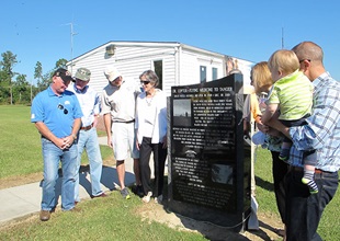 AOPA President Mark Baker and family of Dr. David Nichols unveil a memorial at Hummel Field Sept. 27.