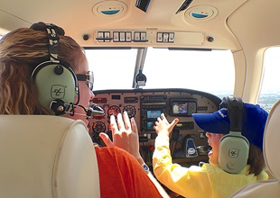 Hudson flies with AOPA Southwest Regional Manager Yasmina Platt in her Piper Archer III. Photo by Trisha Hughes.