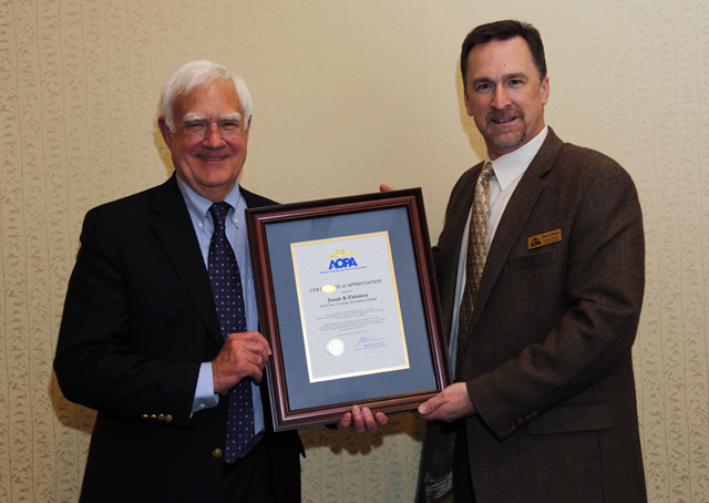 Joe Thibodeau accepts an AOPA Presidential Recognition from AOPA Regional Manager David Ulane.