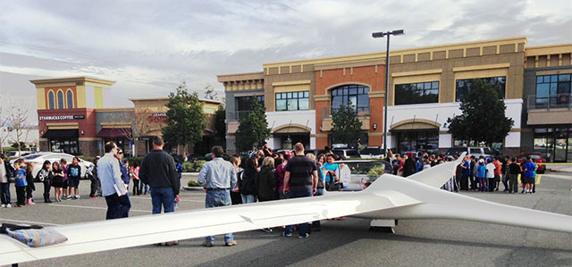 The Glaser-Dirks DG-505’s 60-foot wingspan covered much of the school parking lot. Photo courtesy of Julie Bennett/Southern California Soaring Academy.