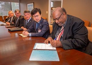 Melvin Taylor, manager of the FAA’s Atlanta Aircraft Certification Office, signs the HondaJet Model HA-420 provisional type certificate with Honda Aircraft Co. President and CEO Michimasa Fujino. Photo courtesy of Honda Aircraft.