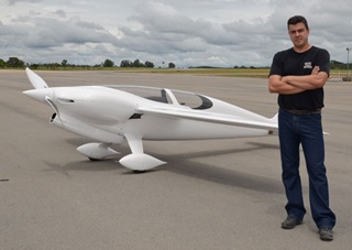 Paulo Iscold and his record-setting prototype, Anequim. Photo by Raphael Brescia. 